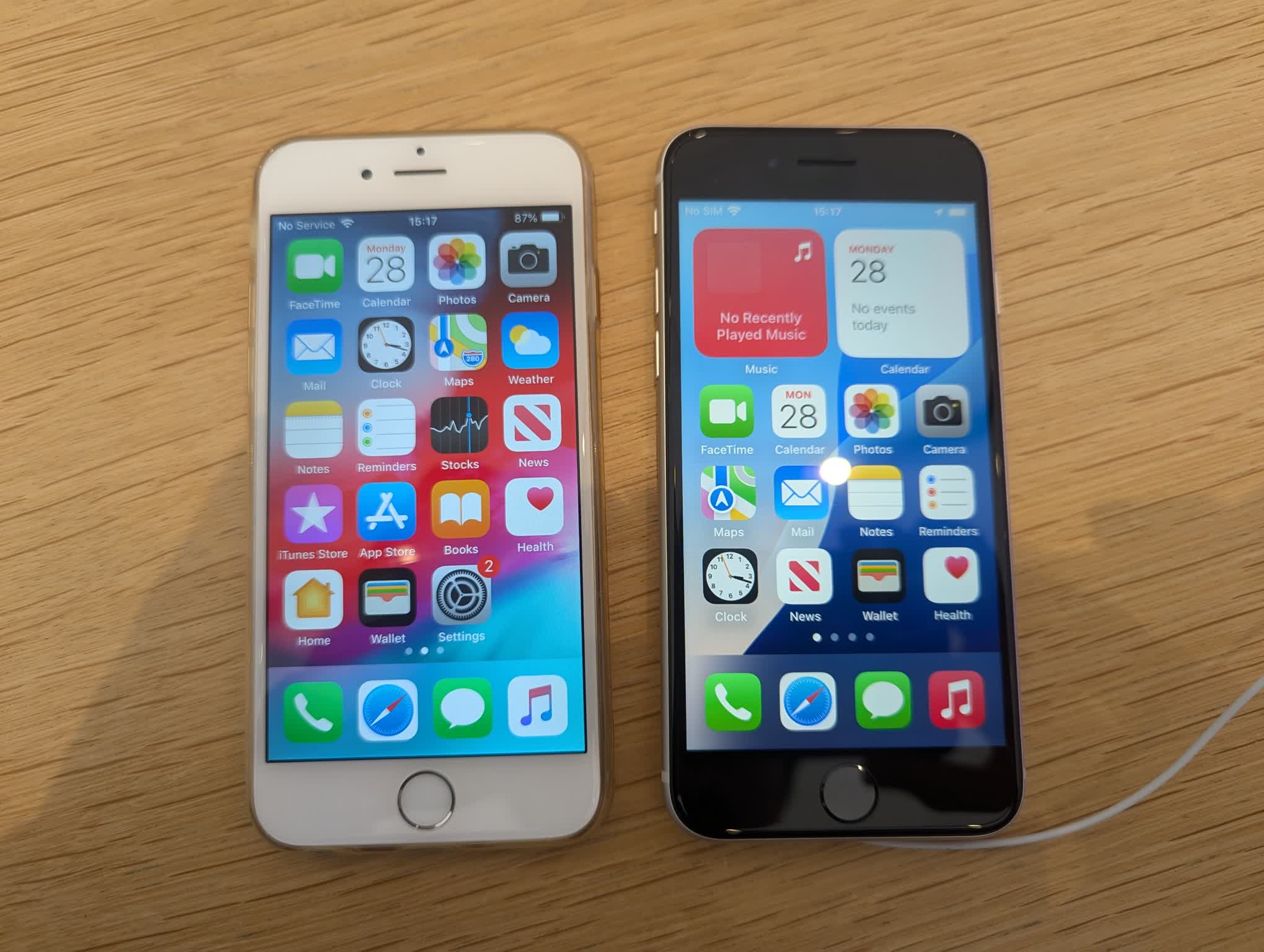 The default home screens of the SE and 6